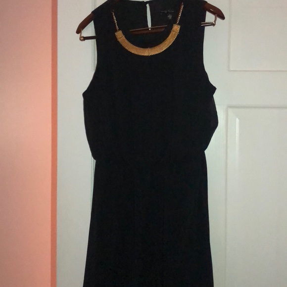 Black fitted dress with an attached gold necklace - Picture 1 of 4